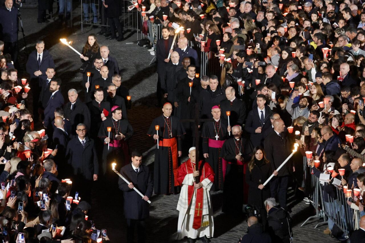Diario Frontera, Frontera Digital,  Internacionales, ,León XIV recupera la tradición de portar la cruz en multitudinario viacrucis en el Coliseo