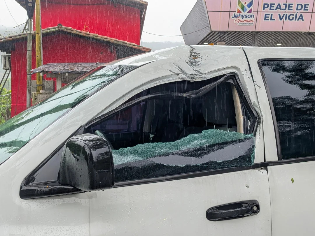 Diario Frontera, Frontera Digital,  El Vigía Panamericana, ,Piedras impactaron camioneta en la Local 008 de El Vigía - Mérida