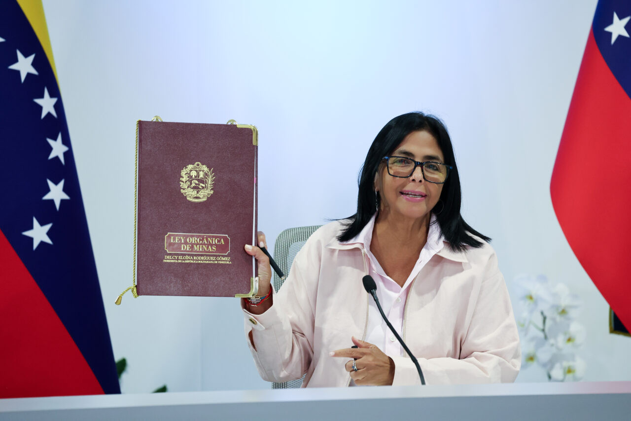 Diario Frontera, Frontera Digital,  Nacionales, ,Foto Prensa Presidencial,Delcy Rodríguez firmó nueva Ley de Minas