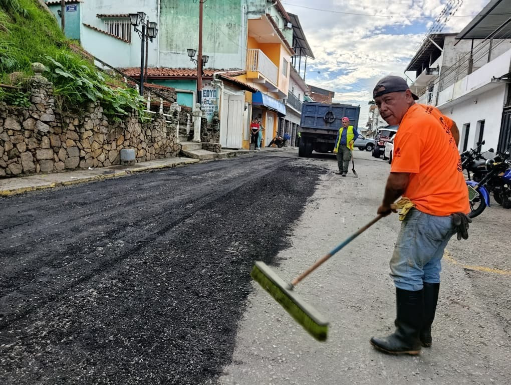 Diario Frontera, Frontera Digital,  El Vigía Panamericana, ,Este programa de recuperación busca optimizar la vialidad de la zona, la cual se encontró desatendida durante la última gestión municipal, explicó el director durante el despliegue técnico,Alcaldía de Andrés Bello inicia plan de bacheo en el centro histórico de La Azulita
