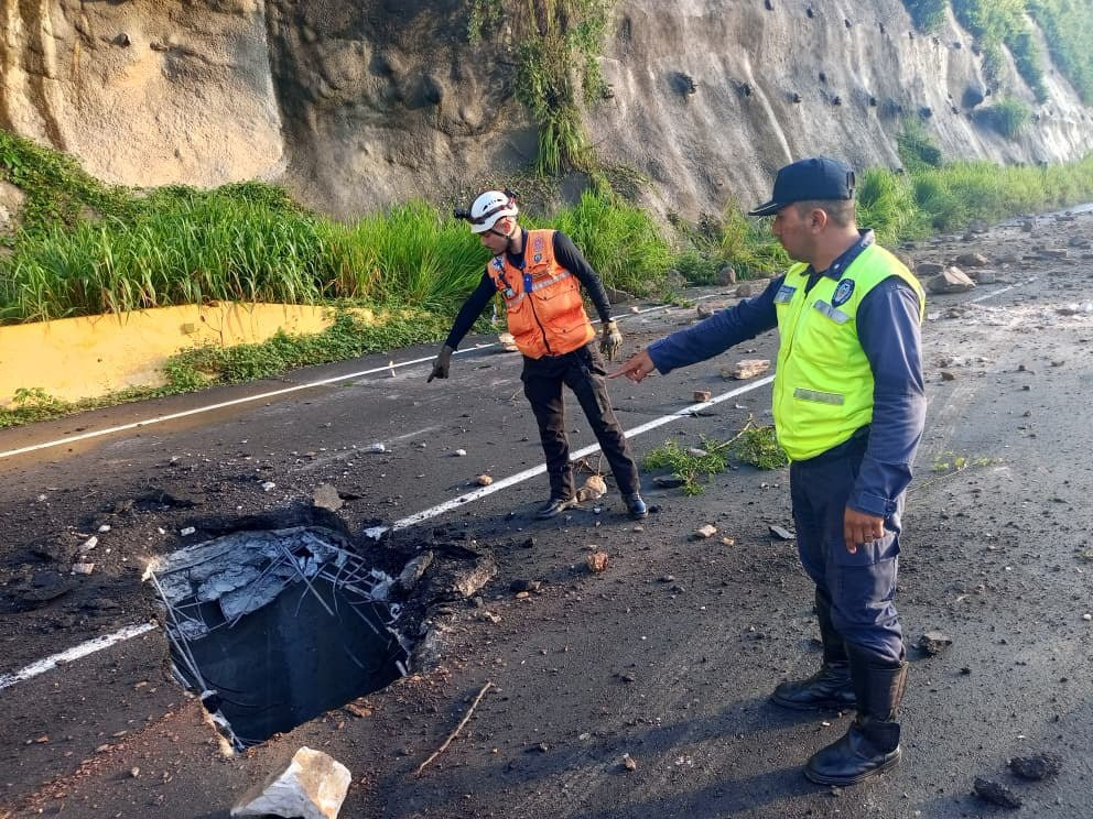 Diario Frontera, Frontera Digital,  Regionales, El Vigía Panamericana, ,Bajo las instrucciones del gobernador Arnaldo Sánchez, todos los organismos de prevención y gestión de riesgos permanecen desplegados en la zona afectada,Cerrado paso por la Local 008 debido a deslizamiento rocoso