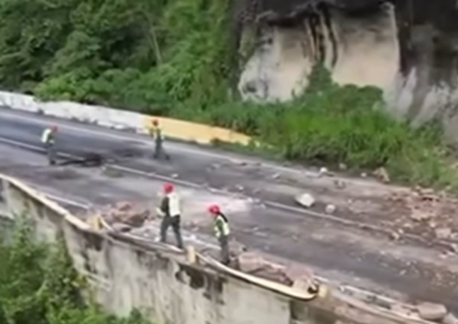 Diario Frontera, Frontera Digital,  Regionales, El Vigía Panamericana, ,Ante la contingencia, los usuarios se han visto obligados a circular por la Local 002, ruta alterna que presenta serios problemas de mantenimiento, lo que dificulta la conexión entre la Troncal 001 y la Troncal 007, afectando el traslado de pasajeros y mercancías hacia el occidente del país.,Lluvias generan daños en el puente Los Caracoles
 y afectan tránsito entre Estanques y El Vigía