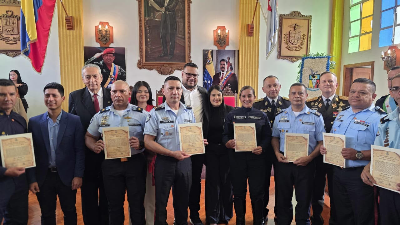 Diario Frontera, Frontera Digital,  Regionales, ,Vera subrayó que este medio siglo de historia, representa la evolución de un organismo que ha sabido adaptarse a las exigencias del pueblo merideño, manteniendo siempre el respeto a los derechos humanos, y la proximidad con las comunidades,CLEBM celebra el 50° aniversario de la Policía del estado Mérida con sesión especial 
‎