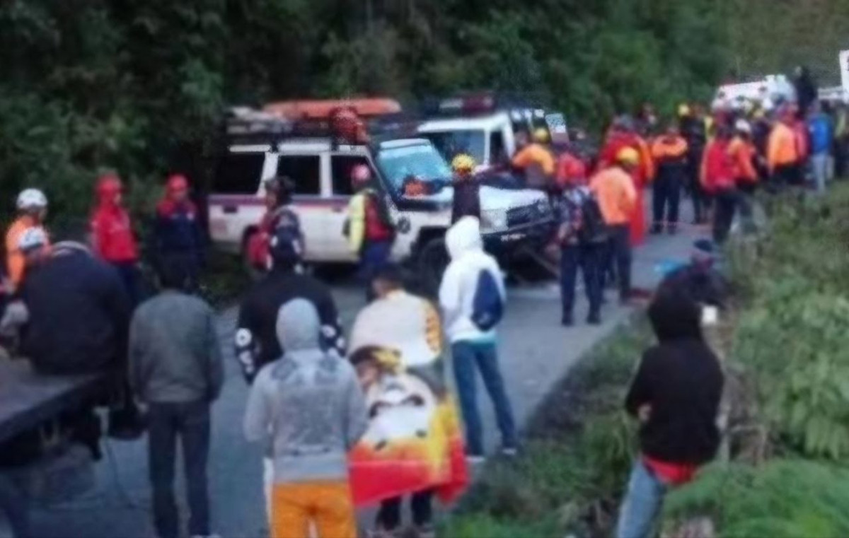 Diario Frontera, Frontera Digital,  Sucesos, ,Continúan labores de rescate tras accidente de autobús en carretera Mérida - Barinas