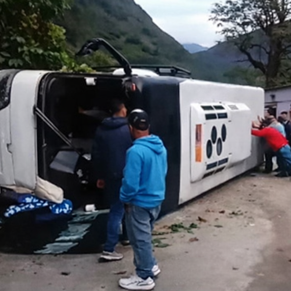 Frontera Digital,  Sucesos,  Al menos 10 personas lesionadas tras vuelco de autobús en el sector La Raya