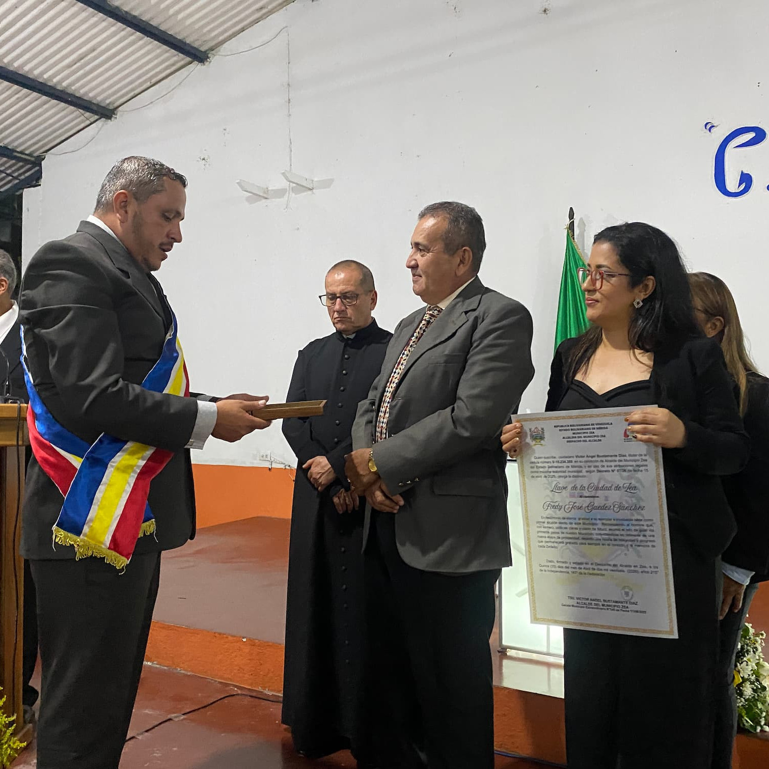 Frontera Digital,  Mocoties,  Alcalde Víctor Bustamante otorgó la "Llave de la Ciudad" al primer mandatario electo de Zea