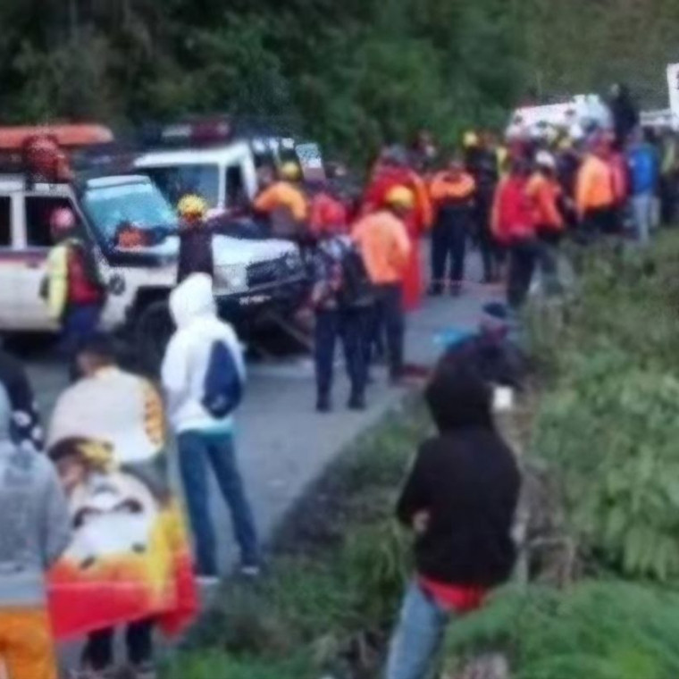 Frontera Digital,  Sucesos,  Continúan labores de rescate tras accidente de autobús en carretera Mérida - Barinas
