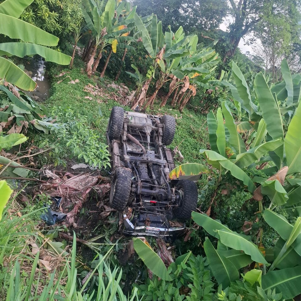Frontera Digital, Diario Frontera, Conductor con sus tres acompañantes resultaron heridos en vuelco fuera de la vía en El Vigía