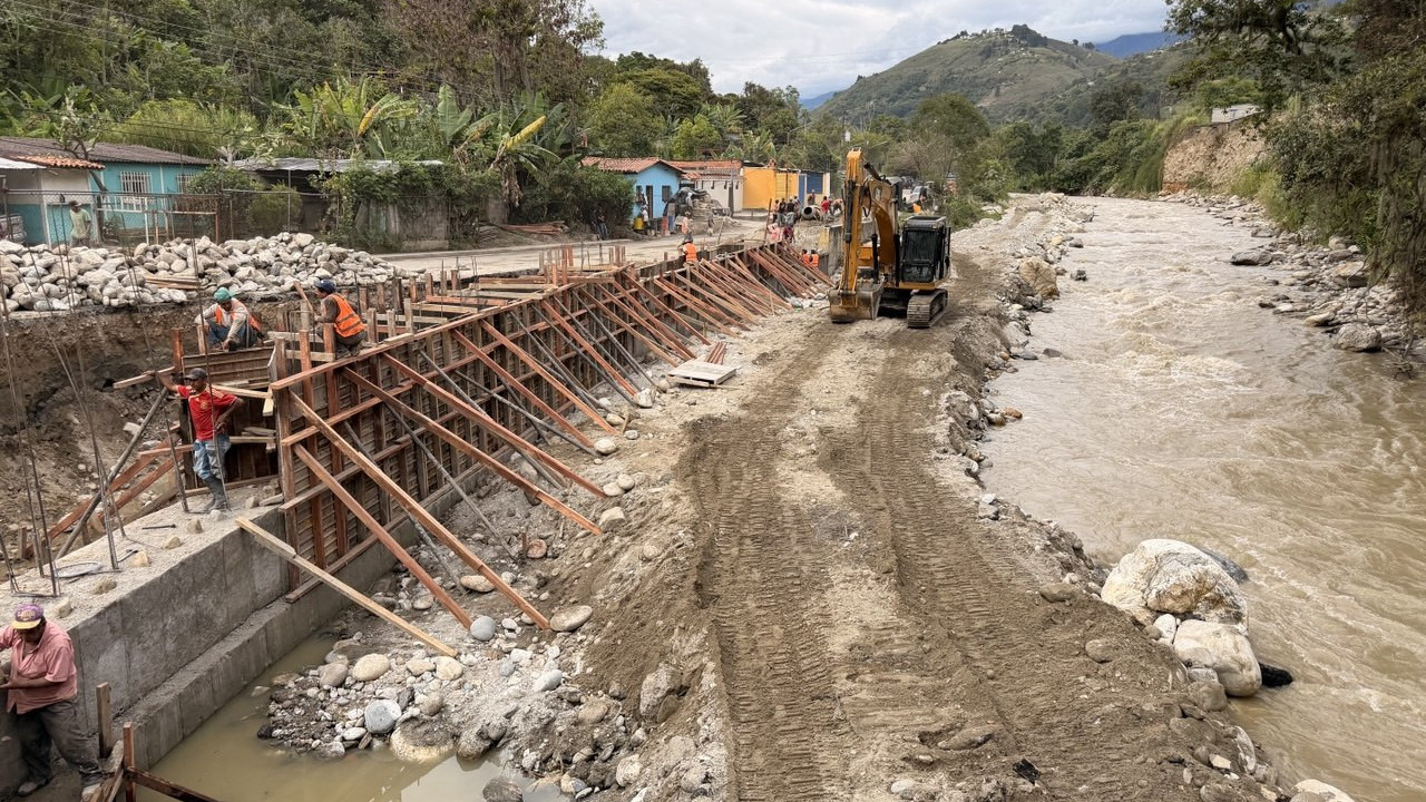 https://fronteradigital.com.ve/El estado mayor para los servicios públicos avanza 
en la reconstrucción vial y canalización del río Chama en El Arenal
