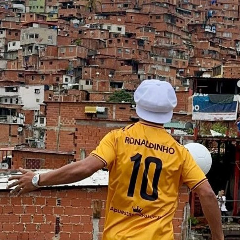 Frontera Digital, Diario Frontera, Ronaldinho recorrió Petare y desató furor entre sus fanáticos, jugará un partido de exhibición