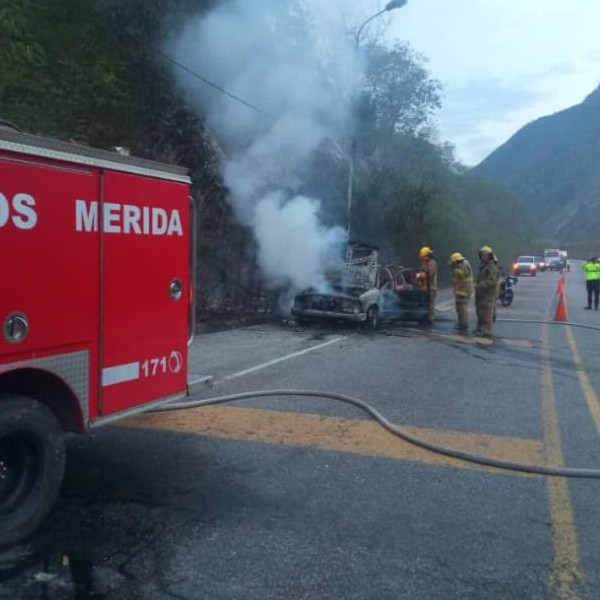 Frontera Digital, Diario Frontera, Bomberos controlaron incendio de vehículo 
en la entrada al túnel Estanques