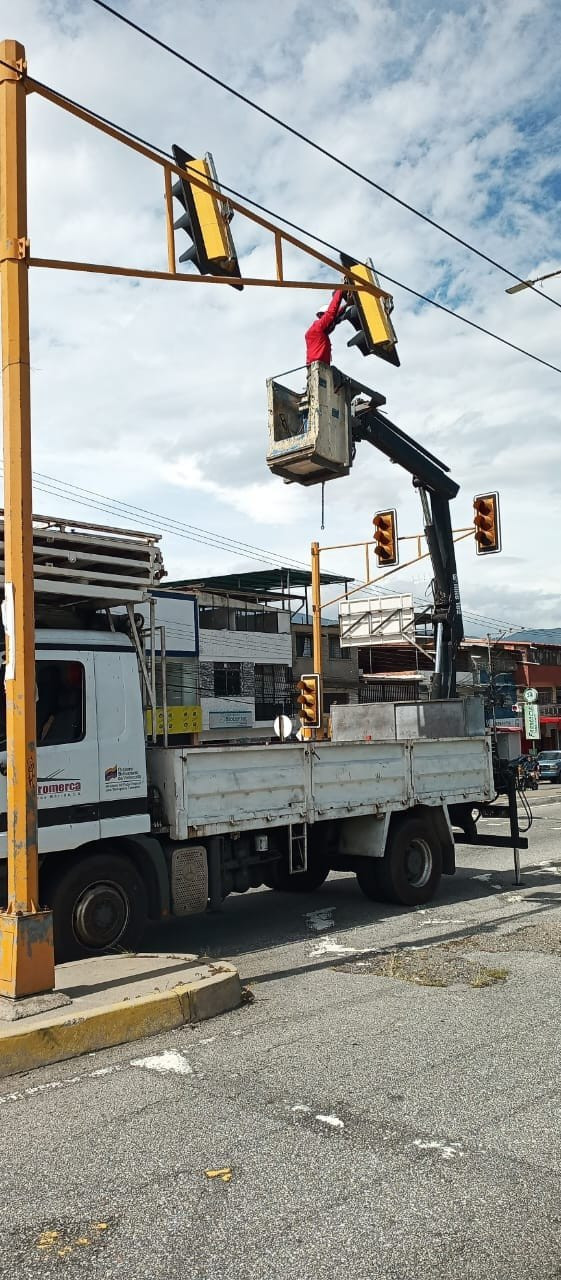 Diario Frontera, Frontera Digital,  Regionales, ,Manuel Morantes, director de Vialidad y Transporte, explicó que las cuadrillas de trabajo realizaron la sustitución de luminarias, reparación de caretas y revisión técnica de las intersecciones semaforizadas que resultaron afectadas por las constantes fluctuaciones eléctricas,Alcaldía de Mérida y Tromerca rehabilitan sistema 
de semaforización en principales avenidas