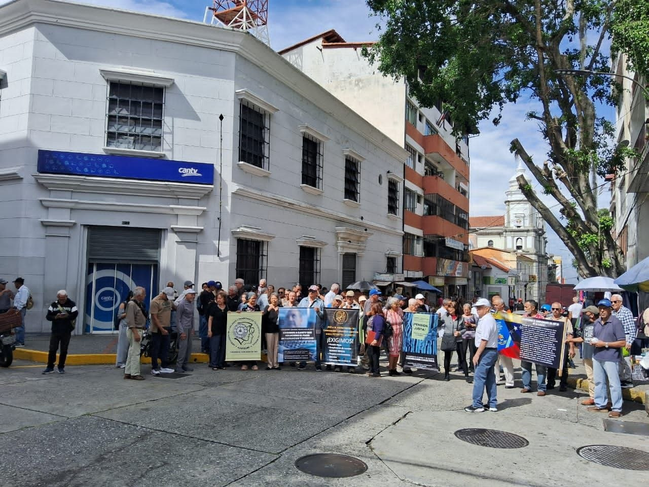Diario Frontera, Frontera Digital,  Regionales, ,Lejos de ser una simple concentración gremial, la protesta se convirtió en un ruego de los adultos mayores quienes tras décadas de servicio, hoy deben elegir entr,Cantv no le ha parado a las demandas de los jubilados 
y otra vez salieron a protestar en Mérida