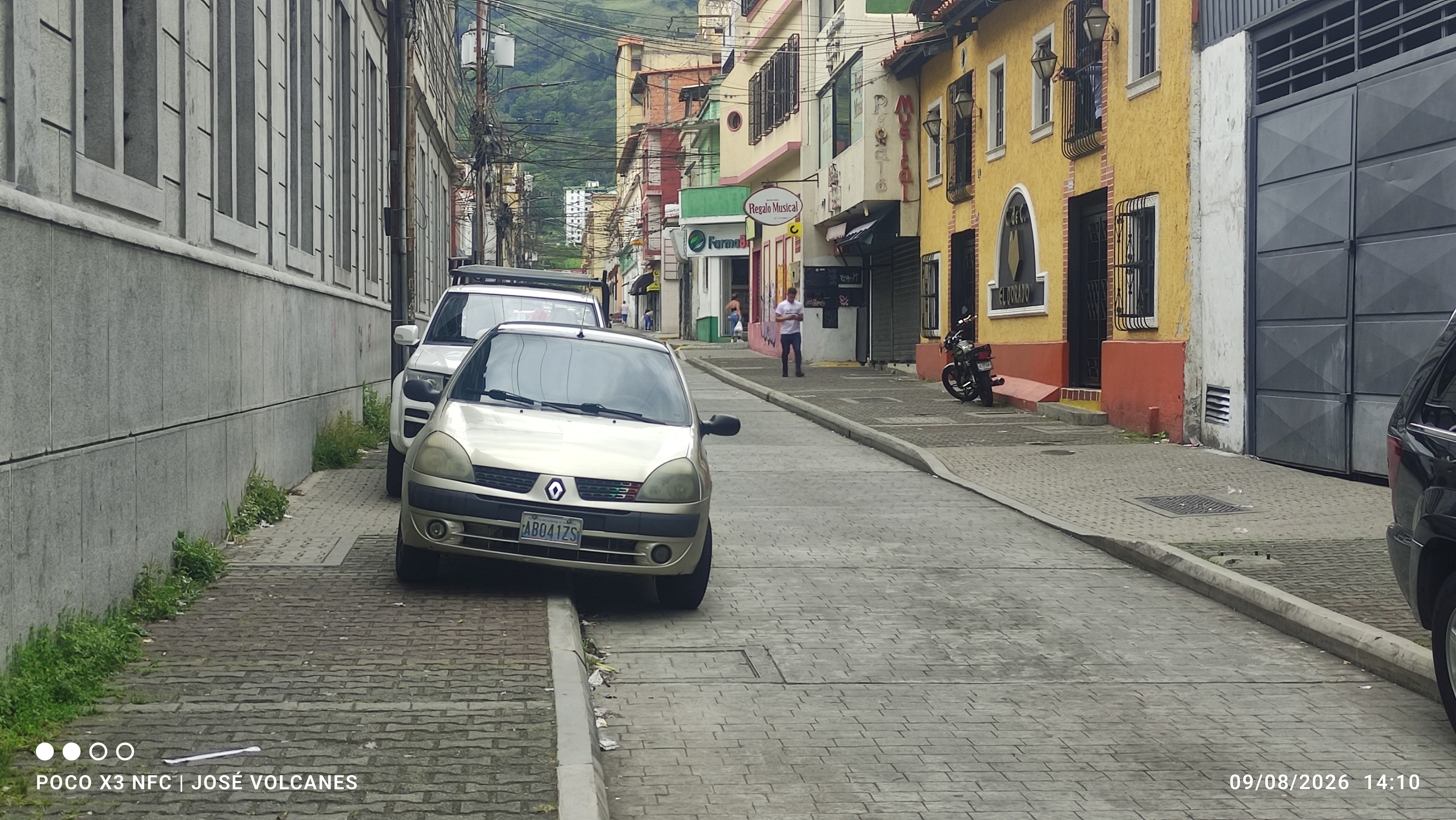 Diario Frontera, Frontera Digital,  Regionales, ,Vehículos estacionados en las aceras del centro de Mérida violan el derecho al libre tránsito