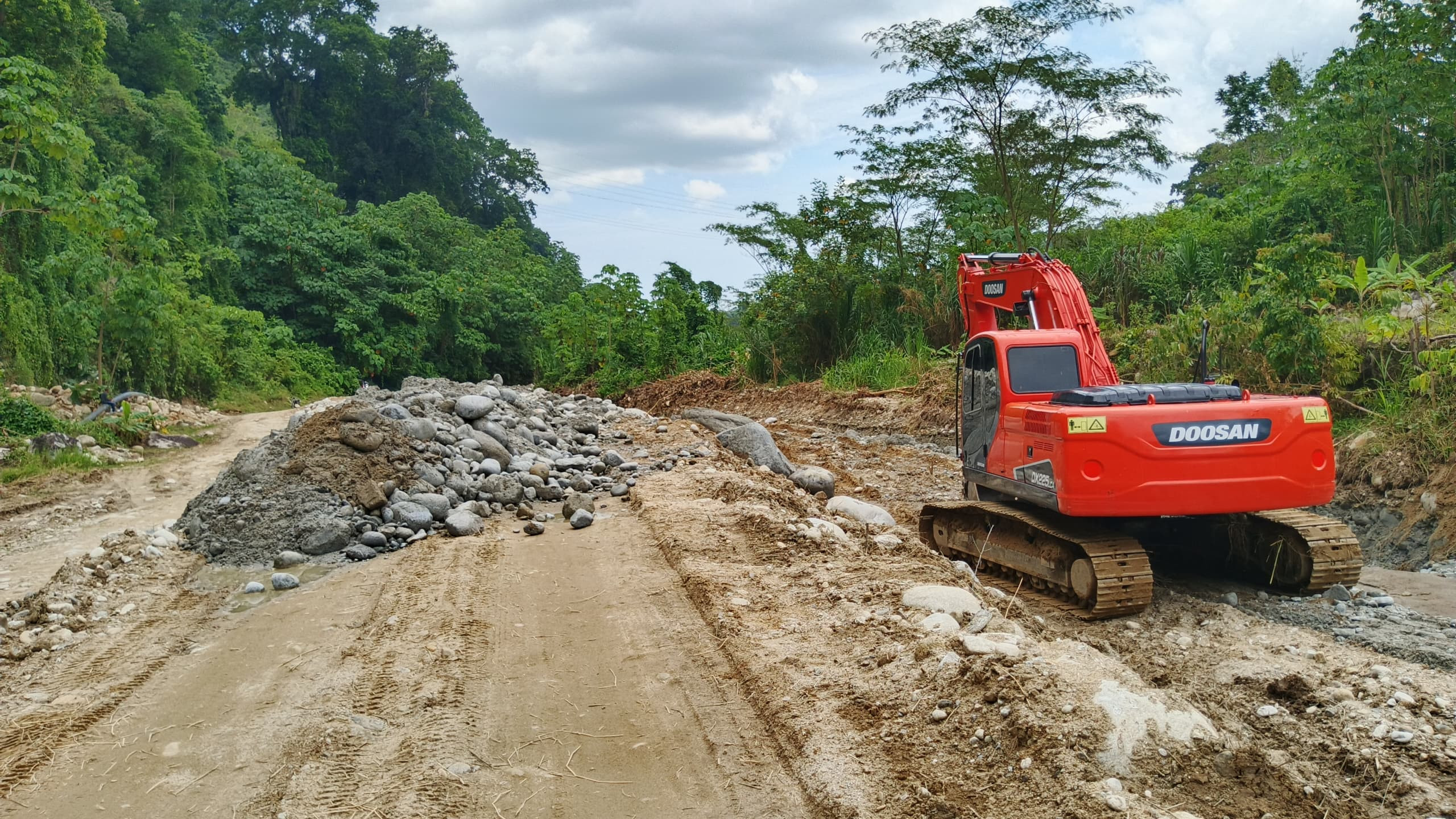Diario Frontera, Frontera Digital,  El Vigía Panamericana, ,Como parte de las labores, también se construyó un terraplén destinado a prevenir futuras afectaciones por inundaciones, además de realizarse la canalización del río Tucaní, acciones que contribuyen a proteger la vía y brindar mayor seguridad a las familias que habitan en el sector,Alcaldía de Caracciolo Parra Olmedo culmina rehabilitación de la vialidad hacia El Charal