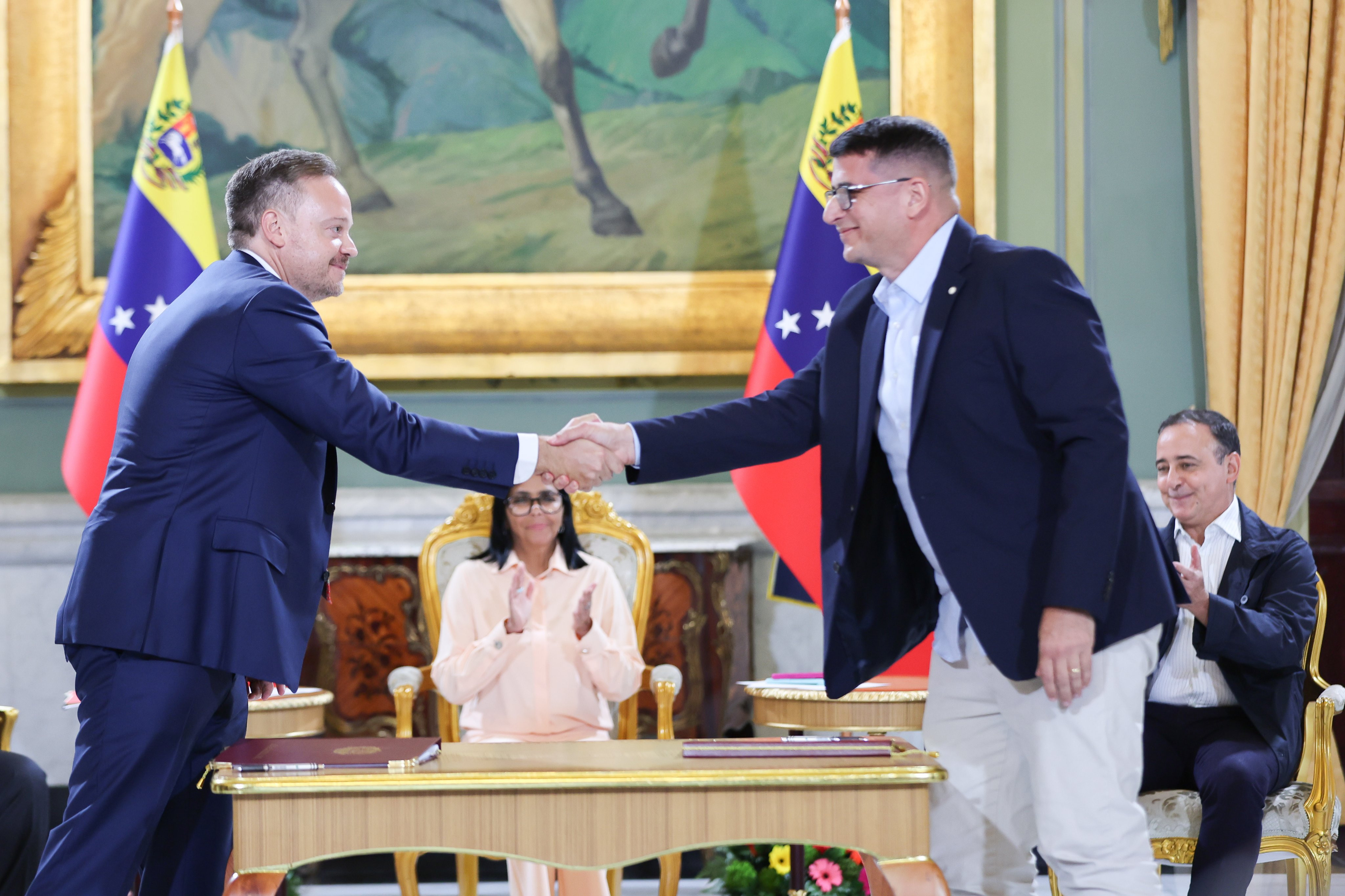 Diario Frontera, Frontera Digital,  Nacionales, ,La estatal Corpoelec y la empresa argentina IMPSA suscribieron un adéndum para impulsar la recuperación del Sistema Eléctrico Nacional l Foto: VTV,El gobierno venezolano y la empresa IMPSA suscriben un adéndum 
para reactivar trabajos en las hidroeléctricas Tocoma y Macagua