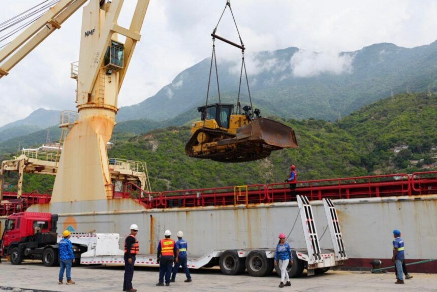 Diario Frontera, Frontera Digital,  Nacionales, ,EE UU entregó 20 unidades de maquinaria pesada para la remoción de escombros en La Guaira