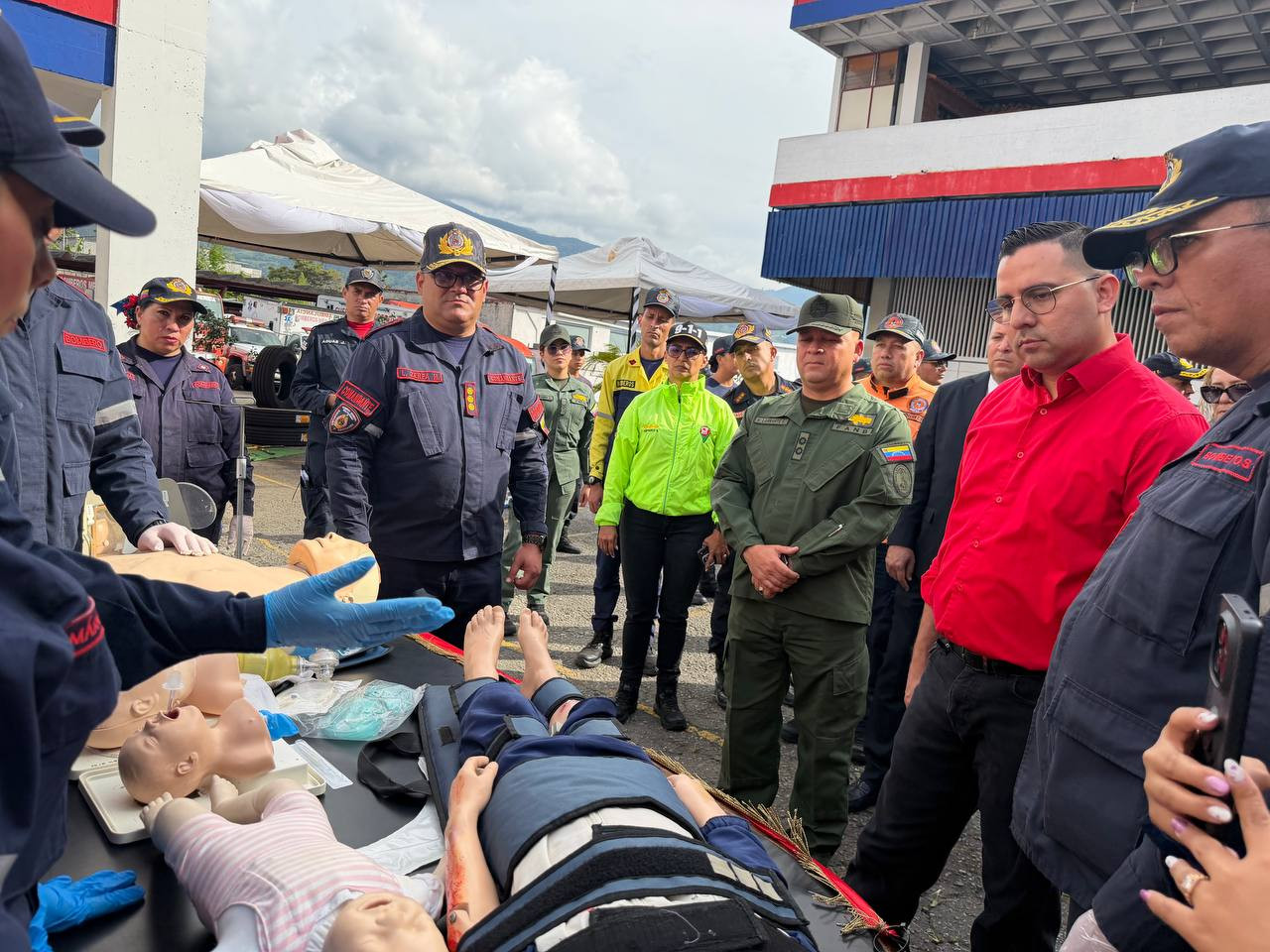 Diario Frontera, Frontera Digital,  Regionales, ,Durante la actividad, el mandatario regional expresó su satisfacción por recibir a los nuevos bomberos y bomberas graduados de la Universidad Nacional Experimental de la Seguridad (UNES), quienes se incorporan formalmente a las filas del organismo tras un riguroso período de formación con su 50.ª graduación,Gobernador Arnaldo Sánchez ofrece dotación integral para los bomberos de Mérida
