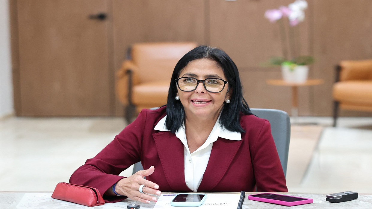 Diario Frontera, Frontera Digital,  Nacionales, ,"Vamos a prepararnos todos para el 18 de octubre. Todos los circuitos comunales y las juntas de condominio. Ya teníamos proyectos listos; vamos a avanzar y el 18 de octubre vamos a una elección: más democracia, más consulta popular y más ciudadanía organizada para Venezuela (…)", ratificó.,Presidenta Rodríguez anuncia cambio de fecha de la Consulta Popular: 
Se realizará el 18 de octubre