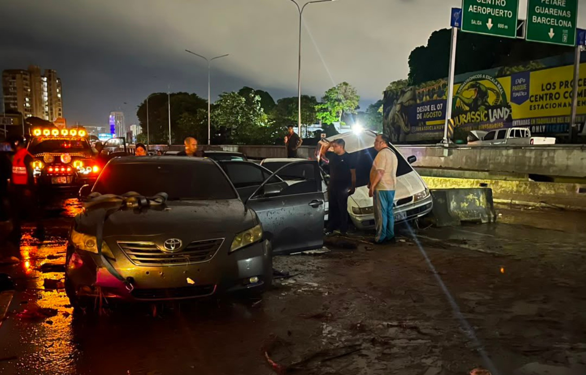Diario Frontera, Frontera Digital,  Nacionales, ,Medios locales reportaron y publicaron videos de varios desbordamientos, incluyendo el río Valle, en el suroeste de Caracas (Distrito Capital), que inundó sectores de una de las principales autopistas, donde un número indeterminado de vehículos quedaron atrapados en la vía,Activan sistema de Protección Civil ante estragos por lluvias en Caracas