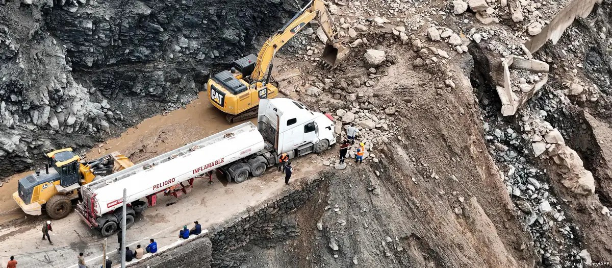 Diario Frontera, Frontera Digital,  Internacionales, ,Deslizamiento de tierras y cortes de camino son parte de los problemas que generó el terremoto del jueves 20 de agosto.Imagen: Juan Santy/AFP,Perú declara emergencia en distritos afectados por terremoto