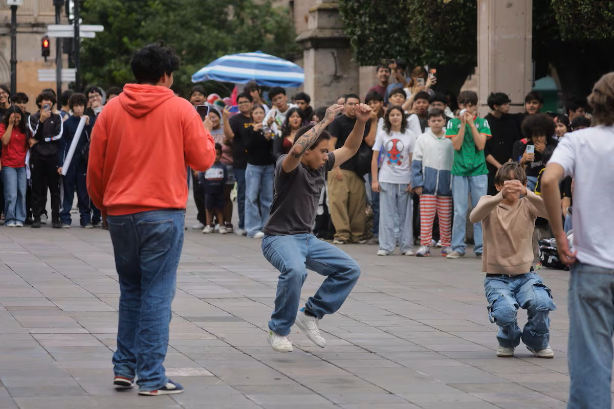 Diario Frontera, Frontera Digital,  Tecnología, ,Un grupo de jóvenes se reúne en el centro de Morelia, México, para una batalla de "farmear aura". Imágenes cedidas. Fernando Maldonado,Antes de farmear aura, se cazaron Pokémon: 
así salta a la calle la cultura digital