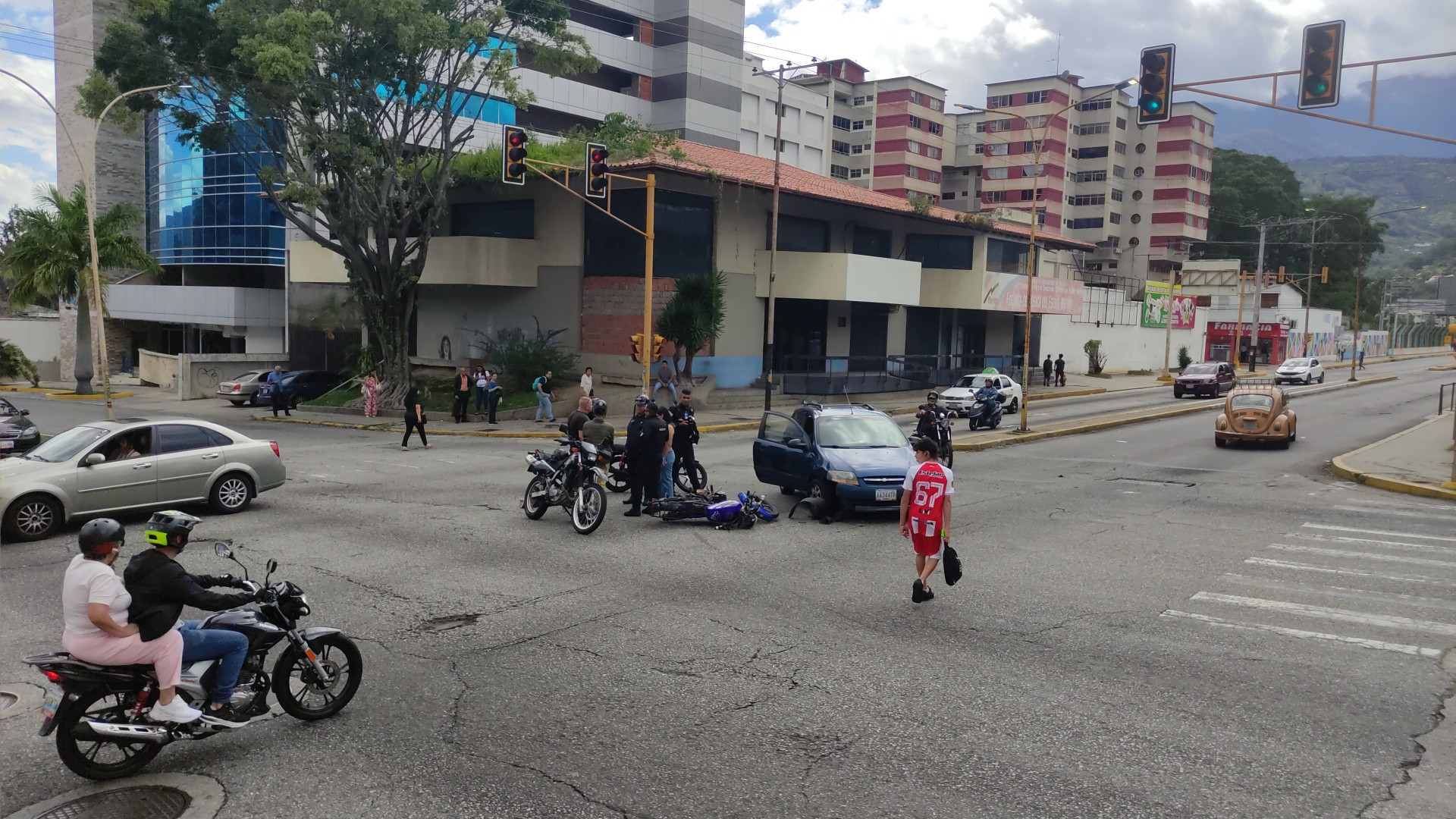 https://fronteradigital.com.ve/Imprudencia vial casi le cuesta la vida a un motorizado en avenida Urdaneta Mérida