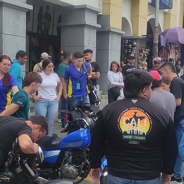 Frontera Digital,  Sucesos,  Camión de verduras sin control arrasa con 40 motocicletas estacionadas frente a la Plaza Bolívar