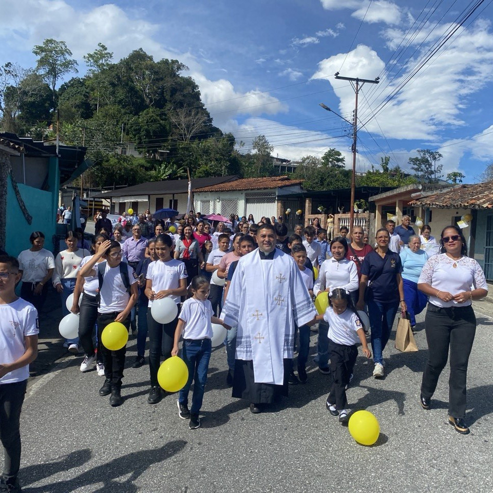 Frontera Digital,  Mocoties,  Comunidades de El Amparo y San Pedro en Tovar dan la bienvenida al nuevo párroco Carlos Gustavo Araújo