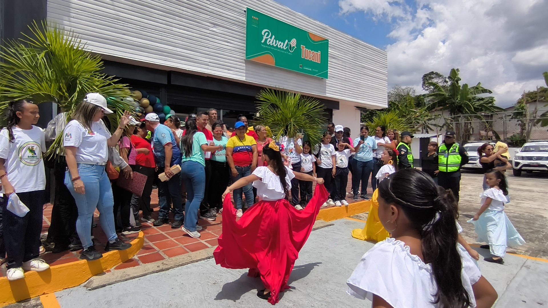 Diario Frontera, Frontera Digital,  El Vigía Panamericana, ,Durante el recorrido por las instalaciones, el mandatario regional agradeció el trabajo que viene realizando la presidenta Delcy Rodríguez en materia de producción y alimentación, y enfatizó que la tienda cuenta con una dotación completa basada en el encadenamiento productivo territorial,Gobierno bolivariano reinauguró abasto tipo I PDVAL en Tucaní