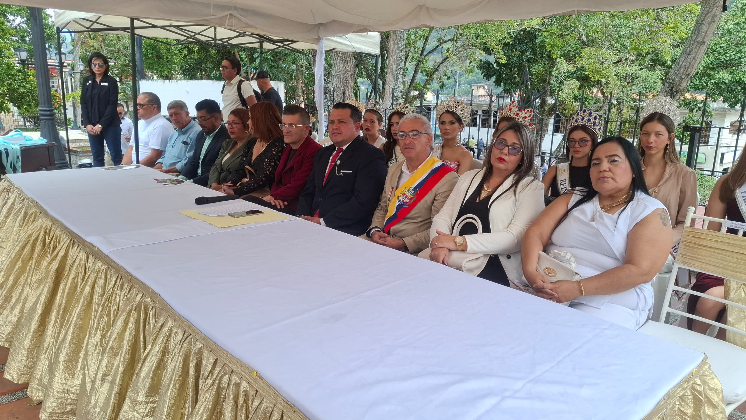Diario Frontera, Frontera Digital,  Mocoties, ,El orador de orden fue el presbítero Joan Molina, formador del Seminario San Buenaventura de Mérida, quien expresó: “Como tovareño me siento muy contento de haber sido elegido para esta solemnidad. Nuestra cultura y tradición nos enseñan a vivir la fe con un espíritu mariano centrado en la Virgen María, pero siempre cristocéntrico”.,Concejo Municipal celebró Fiesta de la Virgen de Regla 
en la plaza Bolívar de Tovar