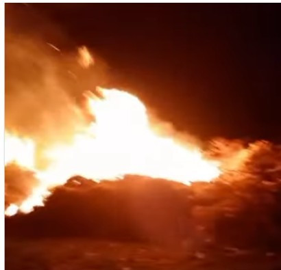 Diario Frontera, Frontera Digital,  El Vigía Panamericana, ,Arnaldo Méndez, con un video muestra las llamaradas y explica la situación que se presenta a esta hora de la noche,Fuerte incendio en áreas verdes del barrio La Conquista en El Vigía