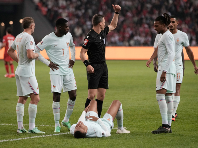 Diario Frontera, Frontera Digital,  Deportes, ,Se agarró la rodilla que lo hizo perderse gran parte de la temporada pasada con el merengue y lo tuvo en duda para jugar el Mundial de Norteamérica 2026 antes de caer al suelo con dolor.,Mbappé prende las alarmas en Francia y en el Real Madrid