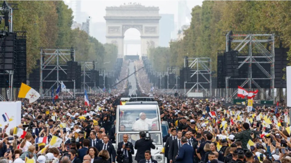 Diario Frontera, Frontera Digital,  Internacionales, ,El papa León XIV saluda desde el papamóvil de camino a la plaza de la Concordia para celebrar una misa al aire libre, durante su viaje apostólico de cuatro días a Francia, en París, 26 de septiembre de 2026. © Remo Casilli / Reuters,Unas 700.000 personas colman París 
para la misa más multitudinaria de León XIV en Francia