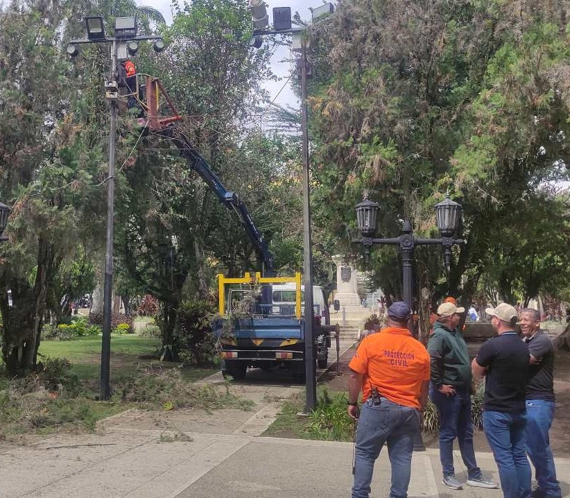 Diario Frontera, Frontera Digital,  Regionales, ,De acuerdo con lo informado por Ricardo Rojas, director de Servicios Públicos de la municipalidad, la intención principal de este despliegue es brindar áreas óptimas, seguras y totalmente embellecidas tanto para el disfrute de los turistas como para el sano esparcimiento de las familias merideñas,Alcaldía avanza con el mantenimiento integral y embellecimiento de la Plaza Bolívar de Mérida