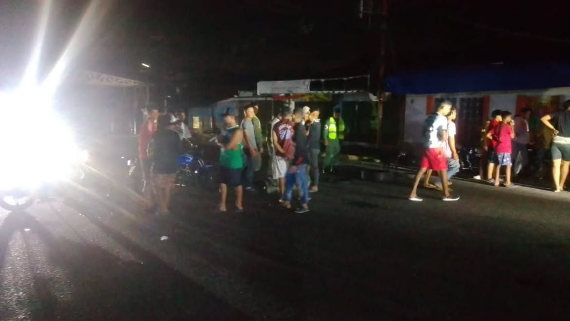 Diario Frontera, Frontera Digital,  El Vigía Panamericana, ,“Ya no aguantamos los apagones de tantas horas y menos con este calor”, señalaron los vecinos ante esta problemática que no da tregua.,Entre el calor y la oscuridad: Vecinos de la Panamericana en Mérida 
protestaron en la madrugada por apagones