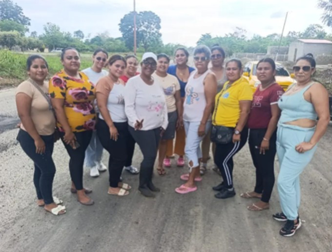 Diario Frontera, Frontera Digital,  El Vigía Panamericana, ,"La Alcaldía Alberto Adriani asfaltó 250 metros lineales de la vía principal y 14 metros de ancho, trabajos planificados por el mandatario municipal Lisandro Segura,Habitantes de Parque Chama II agradecieron a la 
alcaldía Alberto Adriani por plan de asfaltado