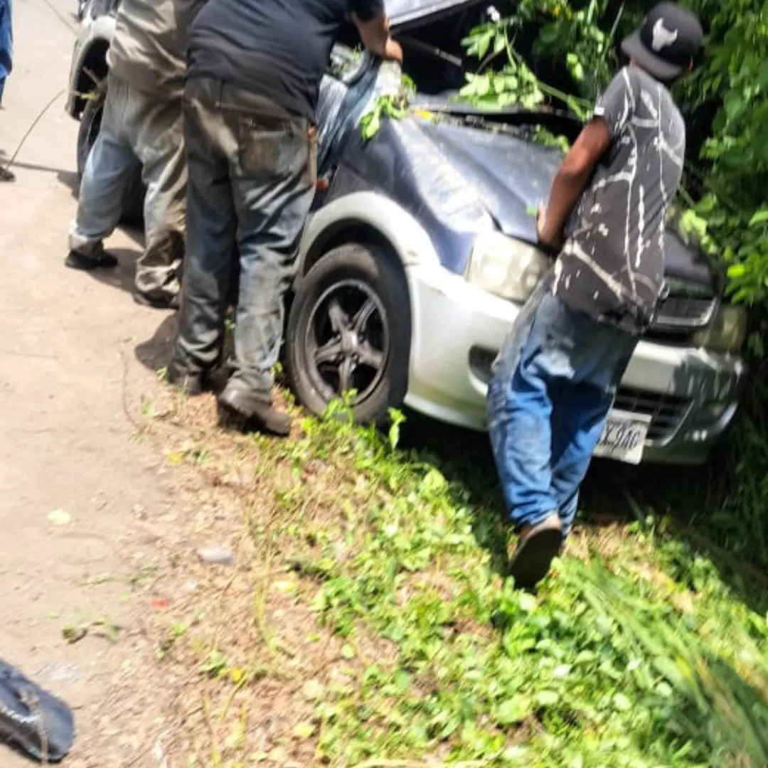 Frontera Digital,  Sucesos,  Pésimo estado de la carretera provocó vuelco de camioneta en Alberto Adriani