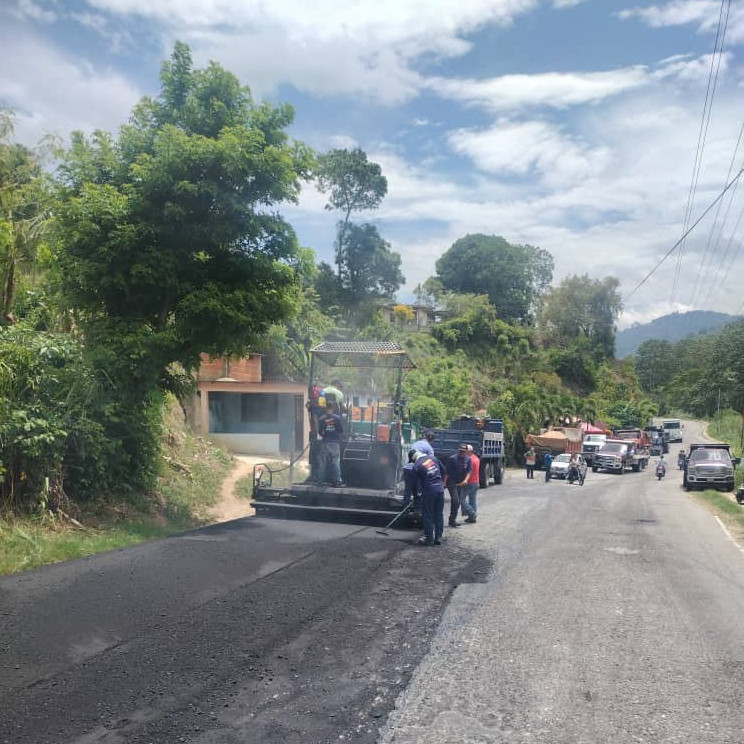 Frontera Digital, Diario Frontera, Gobierno bolivariano vertió 80 toneladas de asfalto en Pinto Salinas