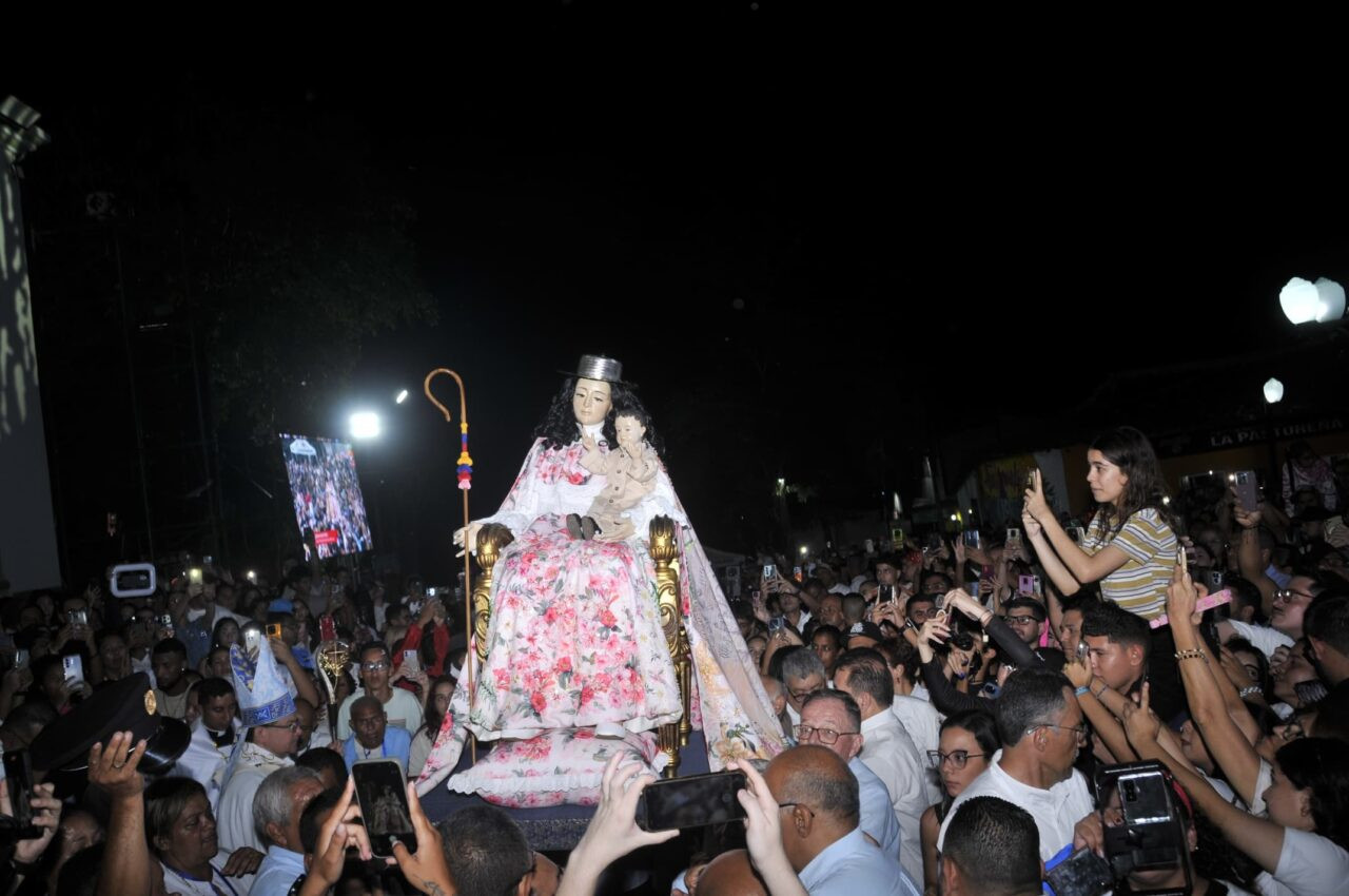 Diario Frontera, Frontera Digital,  Nacionales, ,Devotos celebraron entre lágrimas la solemne bajada de la Divina Pastora