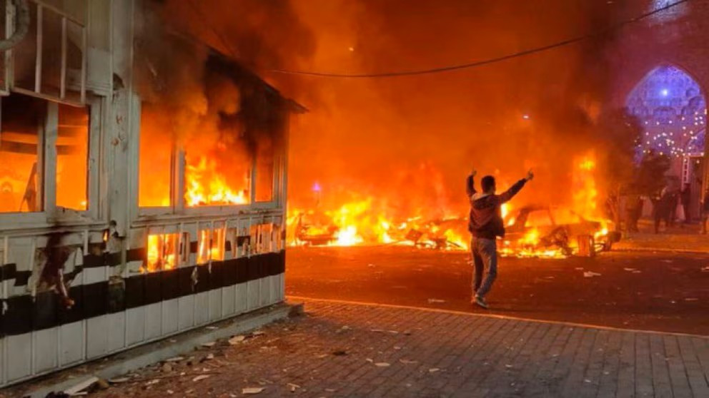 Diario Frontera, Frontera Digital,  Internacionales, ,Las manifestaciones iraníes incluyen ataques a edificios oficiales, incendios de vehículos gubernamentales y la sustitución de la bandera vigente por la pre-revolucionaria - crédito @War_Monitoring/Z,A medida que aumentan las protestas, las opciones del régimen iraní se reducen