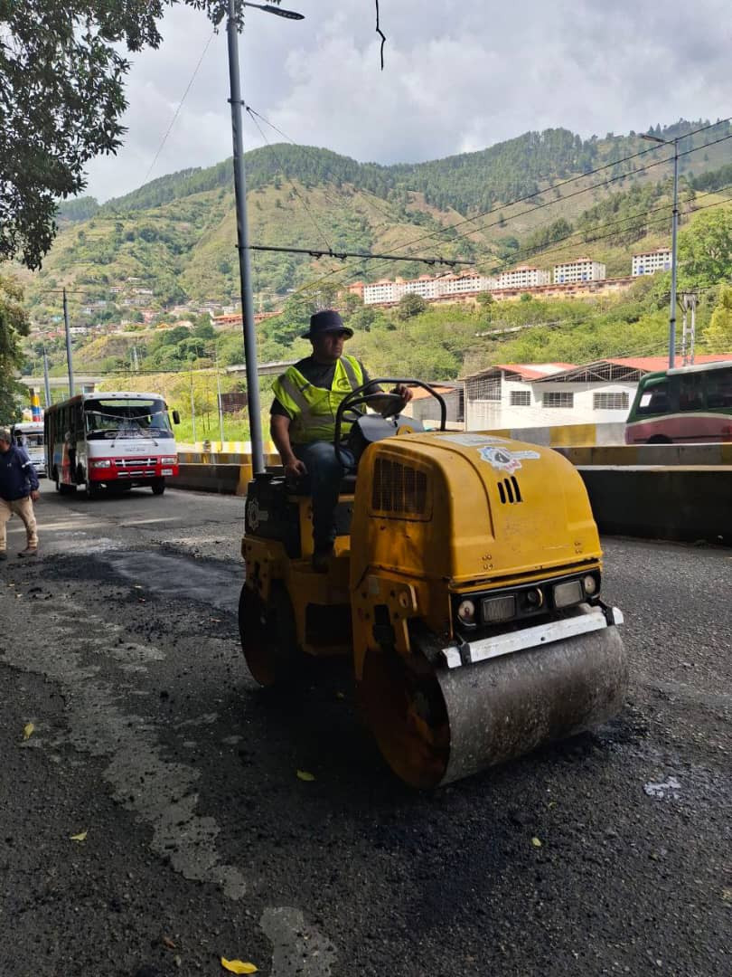 Diario Frontera, Frontera Digital,  Regionales, ,Para la próxima semana tiene programado un plan de asfaltado de 100 toneladas, destinado específicamente a la parroquia Jacinto Plaza,,Alcalde Nelson Álvarez desplegó plan de bacheo especial 
en las principales avenidas de la ciudad de Mérida