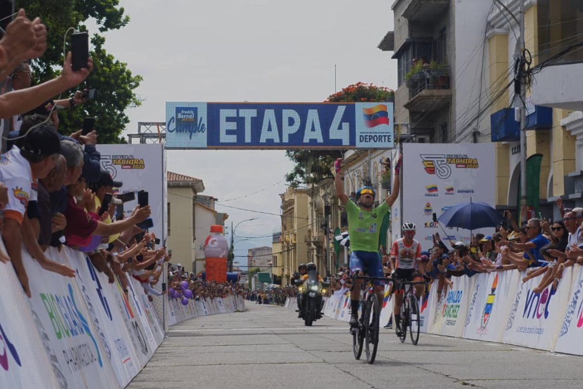 Diario Frontera, Frontera Digital,  Deportes, ,El venezolano Jorge Abreu ganó la cuarta etapa de la Vuelta al Táchira 2026. (Foto © MinDeporte),Jorge Abreu se lleva la cuarta etapa de la Vuelta al Táchira en Mérida 
con Brandon Vega 3° que se acerca al podio