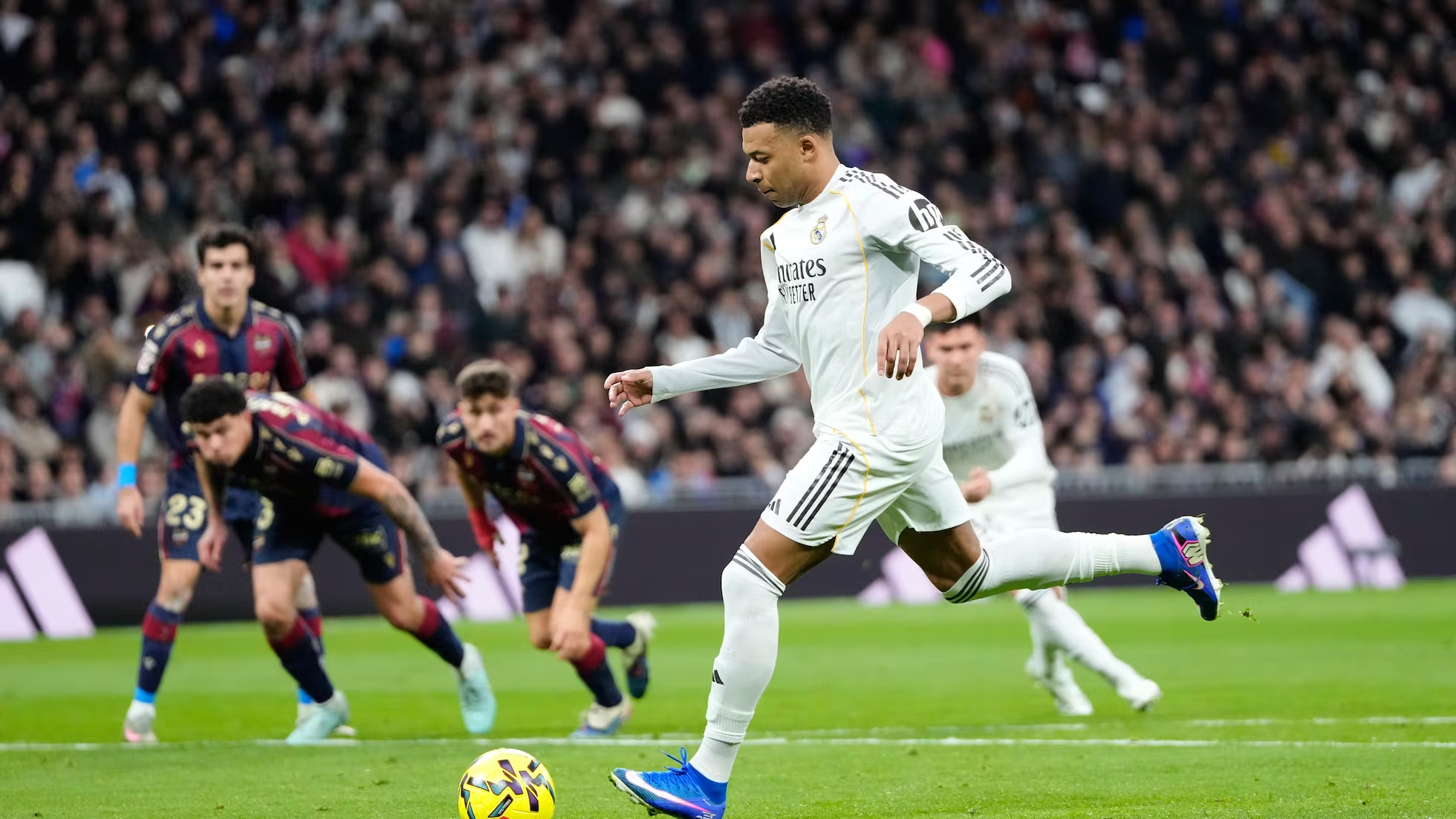 Diario Frontera, Frontera Digital,  Deportes, ,El Madrid gana 2-0 al Levante en una tarde de pitos para Vini, Valverde y Bellingham