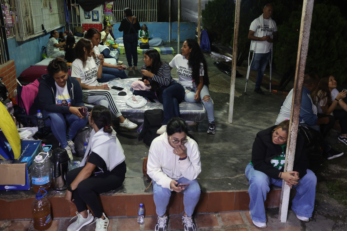 Diario Frontera, Frontera Digital,  Nacionales, ,Familiares de presos políticos acampan frente al centro penitenciario Rodeo I | Foto: EFE/ Miguel Gutiérrez,Foro Penal solo registra 84 excarcelaciones de las 406 anunciadas por Delcy Rodríguez