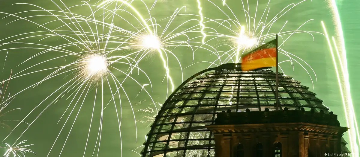 Diario Frontera, Frontera Digital,  Internacionales, ,Fuegos artificiales explotan sobre la cúpula de cristal del edificio del Reichstag y la bandera nacional alemana para marcar las celebraciones de Año Nuevo en Berlín.,El mundo recibe 2026 pensando en Mundial y fin a conflictos