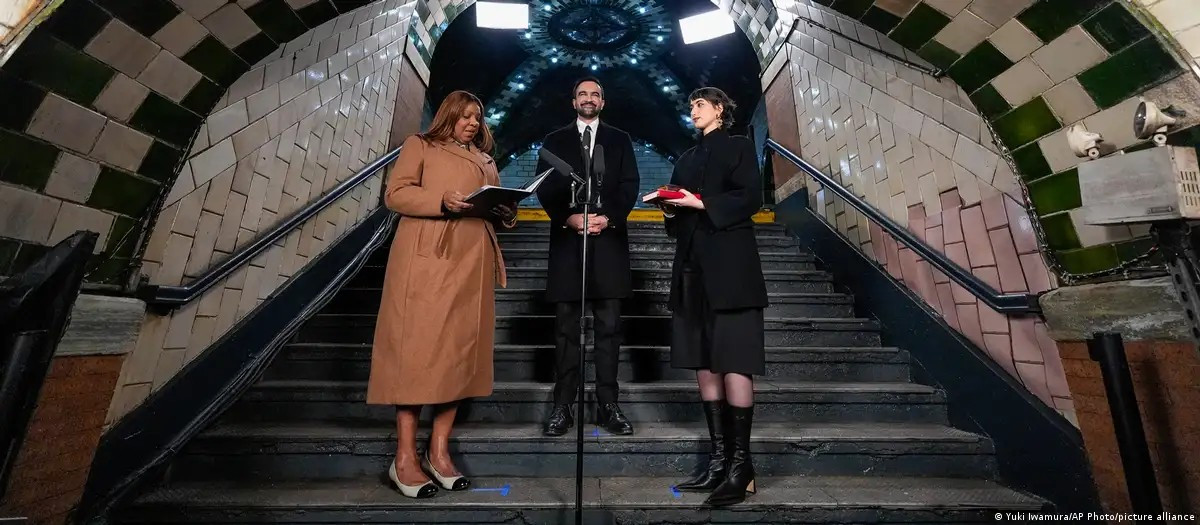 Diario Frontera, Frontera Digital,  Internacionales, ,Tras la medianoche, mientras se celebraba la llegada de 2026 en Times Square, Zohran Mamdami prestó juramento en Old City Hall, una histórica estación de metro de Manhattan en desuso. FOto: Yuki Iwamura/AP Photo/picture alliance,Zohran Mamdani jura el cargo como alcalde de Nueva York