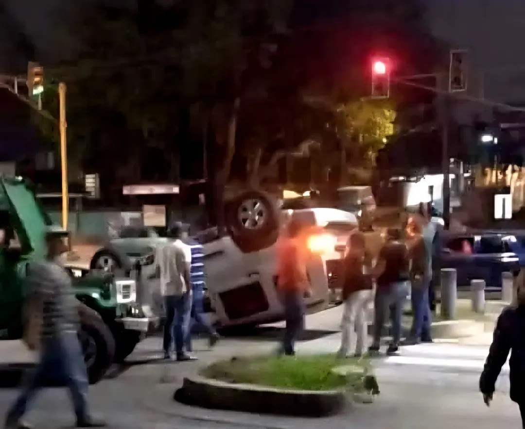 Diario Frontera, Frontera Digital,  Sucesos, ,Aparatoso choque y volcamiento en la Av. Andrés Bello de Mérida