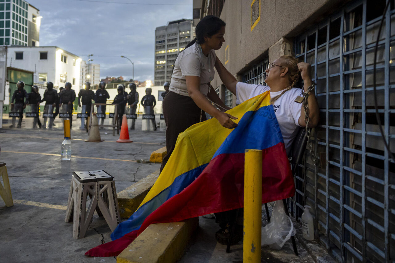 Diario Frontera, Frontera Digital,  Nacionales, ,Madres de presos políticos se niegan a dejar campamento frente a la Zona 7 de la PNB en Caracas