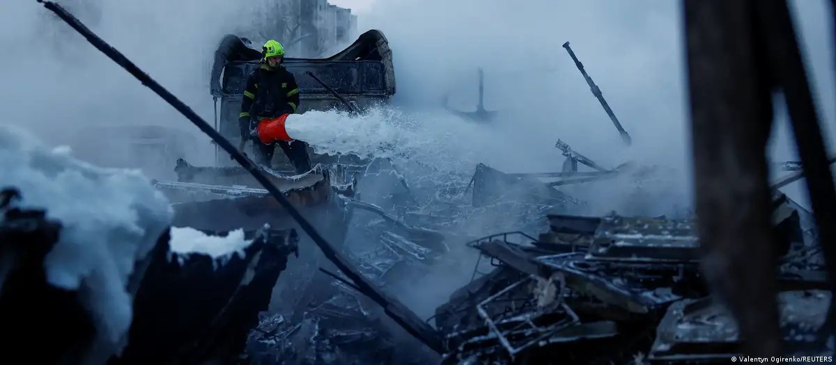 Diario Frontera, Frontera Digital,  Internacionales, ,Un bombero extingue camiones dañados durante los ataques nocturnos con drones y misiles rusos en Kiev (24.01.2026),Ataque ruso a Kiev: más de 1.600 edificios sin calefacción